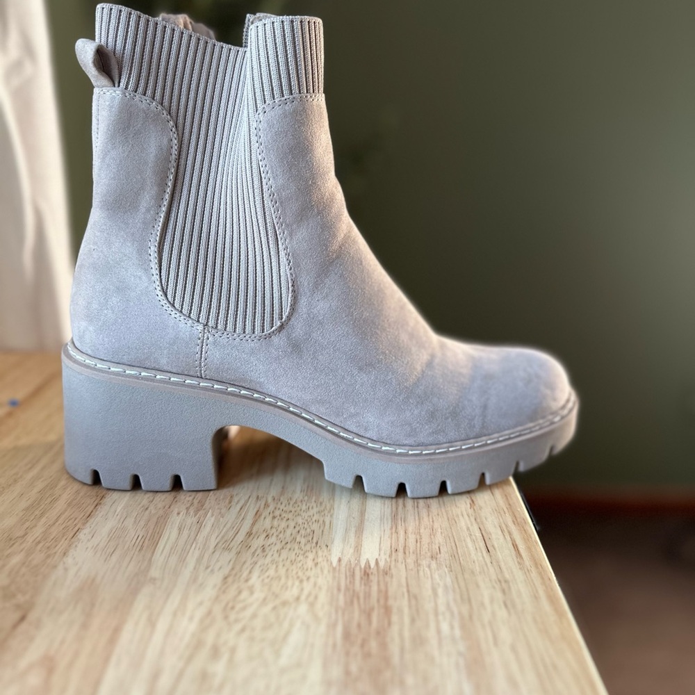 Stylish Beige Boots (Size 10) - Rarely Worn